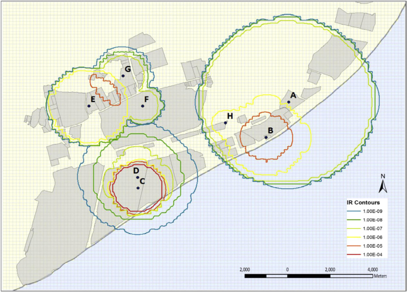 Individual iso-risk contours with risk sources for land-use planning